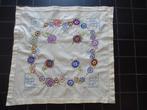 met de hand geborduurd kleedje, Antiek en Kunst, Antiek | Kleden en Textiel, Ophalen of Verzenden
