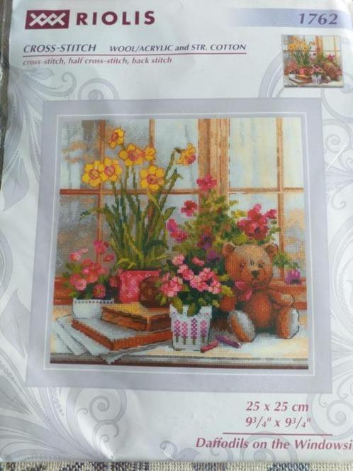 Borduurpakket Daffodils on the Windowsill van Riolis, Hobby en Vrije tijd, Borduren en Borduurmachines, Nieuw, Borduurpakket, Ophalen of Verzenden
