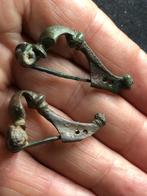 Twee Romeinse gaatjes FIBULA'S bodemvondsten apart Romeins !, Ophalen of Verzenden