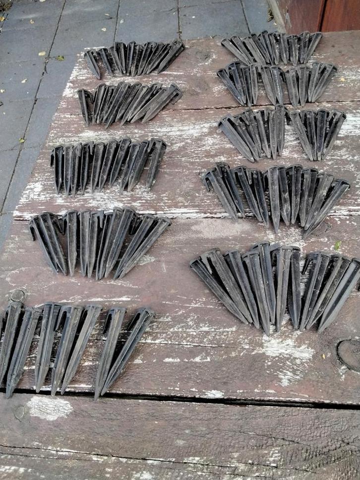 HARINGEN / GRONDPENNEN VOOR BEGRENZINGSDRAAD VAN ROBOTMAAIER, Tuin en Terras, Gaas en Draad, Zo goed als nieuw, Overige typen