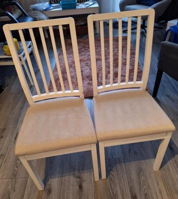 twee witte eetkamer stoelen van Ikea beschikbaar voor biedingen