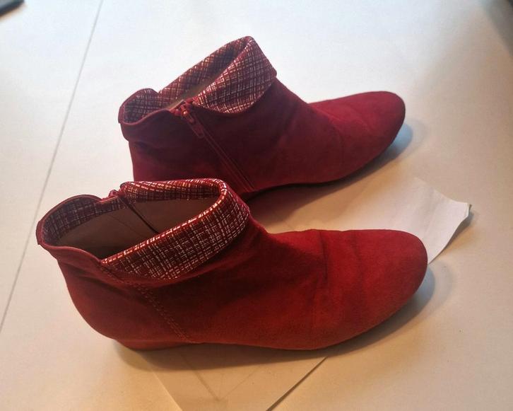 Rode Suède Laarsjes Volare Maat 39 - ZGAN, Kleding | Dames, Schoenen, Zo goed als nieuw, Lage of Enkellaarzen, Rood, Ophalen of Verzenden