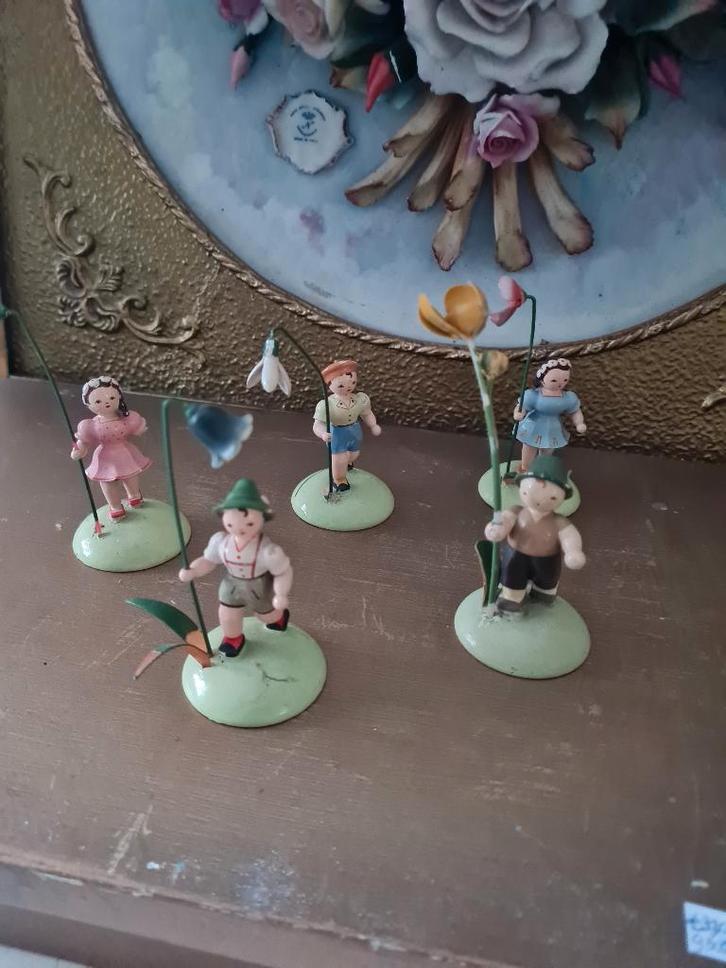 Zeer oud bloemen kindje jongetje blauw bloem KWO Ertsgebergt, Verzamelen, Poppetjes en Figuurtjes, Zo goed als nieuw, Ophalen of Verzenden