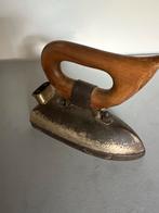 Antiek Strijkijzer met Houten Handvat, Ophalen of Verzenden