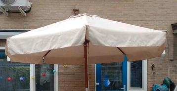 Parasol met houten frame beschikbaar voor biedingen