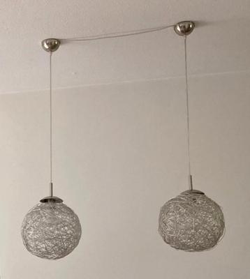 2 Zilverkleurige hanglampen met metalen draden beschikbaar voor biedingen