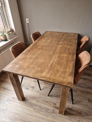 Eikenhouten eettafel + 4 stoelen beschikbaar voor biedingen
