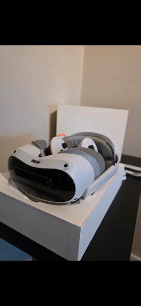 PICO 4 ULTRA VR HEADSET + 2 oplaadstations, Spelcomputers en Games, Virtual Reality, Zo goed als nieuw, Overige platformen, VR-bril