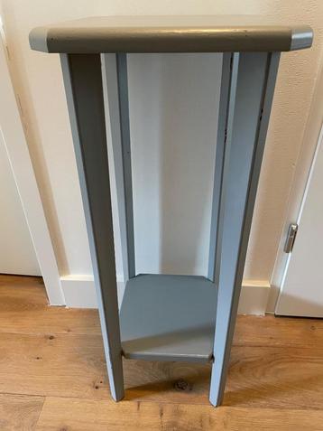 Hoge plantentafel / bijzettafel beschikbaar voor biedingen