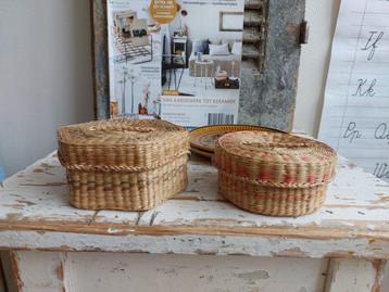 2 Vintage rieten mini mandjes beschikbaar voor biedingen