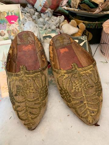 Antieke muiltjes beschikbaar voor biedingen