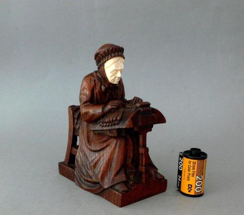 Hand gesculpteerd kantklosster beeldje met benen ( iv…) gezi, Verzamelen, Beelden en Beeldjes, Zo goed als nieuw, Mens, Verzenden