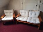 Retro houten bankstel en stoel witte kussens Ikea, Huis en Inrichting, Ophalen, Gebruikt, Tweepersoons, Minder dan 150 cm