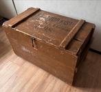 Oude houten kist met opschrift, Ophalen