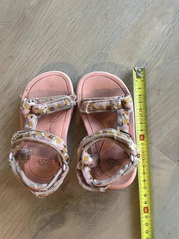 Teva sandalen roze met vosjes vosjes beschikbaar voor biedingen