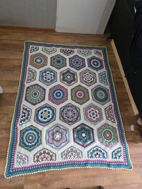 Gehaakte deken/plaid "Awakening", Huis en Inrichting, Woonaccessoires | Plaids en Woondekens, Zo goed als nieuw, Ophalen of Verzenden