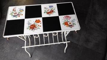 Vintage tafeltje krantenbak beschikbaar voor biedingen