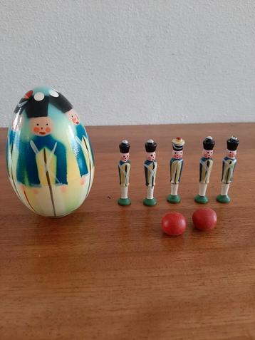 Vintage geschilderde houten spel ei-bowlingspel