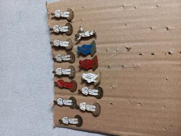 14 metalen speldjes van Anton Geesink beschikbaar voor biedingen