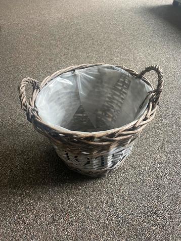 Mooie rieten mand - gevlochten beschikbaar voor biedingen