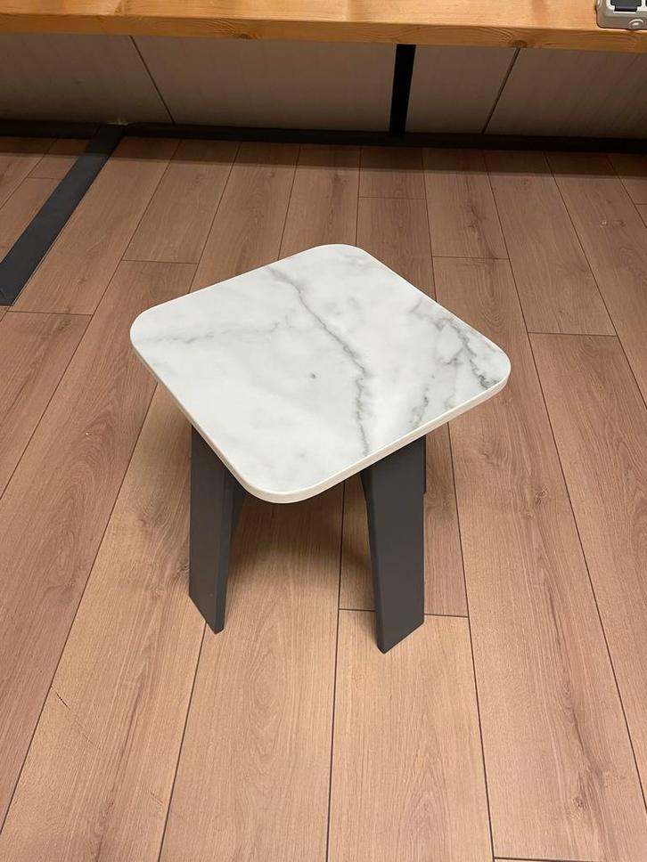 Stijlvolle bijzettafel met marmerlook blad, Huis en Inrichting, Stoelen, Zo goed als nieuw, Eén, Kunststof, Grijs, Ophalen of Verzenden