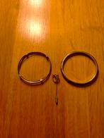 2 armbanden en een speld, Ophalen