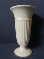 Wedgwood Edme hoge licht spreidende vaas 22,4 cm Nieuwstaat1, Huis en Inrichting, Woonaccessoires | Vazen, Wit, Aardewerk of Porselein