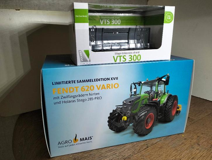 Te koop Fendt 620 Vario Agromais met Volmer VTS 300 schuif., Hobby en Vrije tijd, Modelauto's | 1:32, Nieuw, Tractor of Landbouw