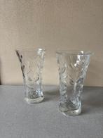 2 GLAZEN bloemvazen uitgewerkte bladen buitenkant GLAS VAAS, Overige kleuren, Ophalen of Verzenden, Minder dan 50 cm, Glas