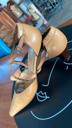 Voltan pumps 39, Pumps, Beige, Ophalen of Verzenden, Zo goed als nieuw