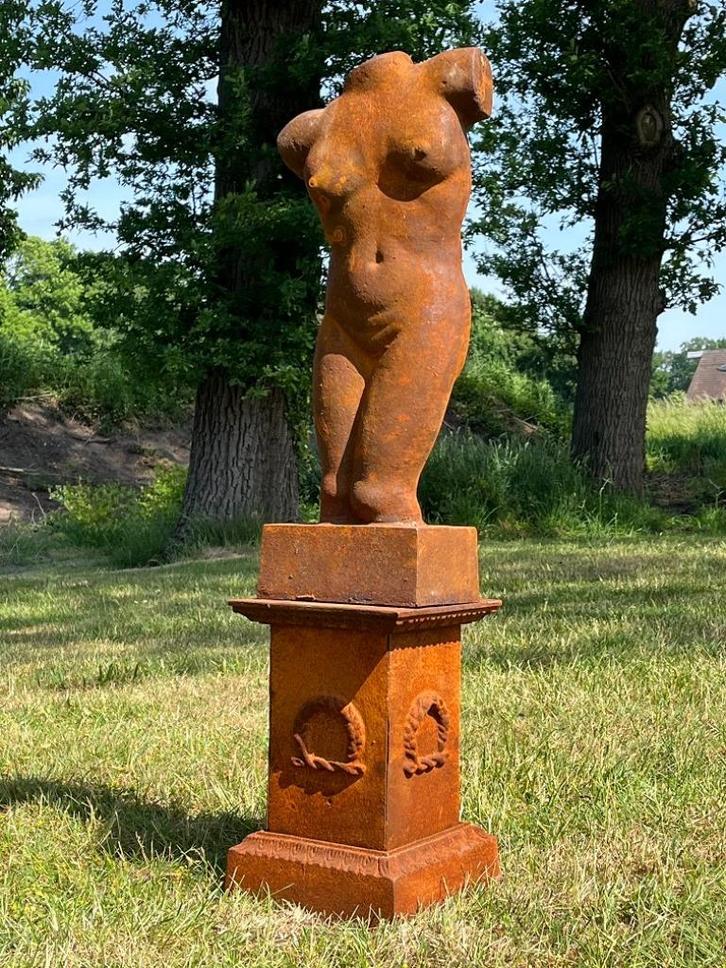 Vrouwelijke torso op sokkel - volledig gietijzer, Tuin en Terras, Tuinbeelden, Overige typen, Metaal, Ophalen of Verzenden