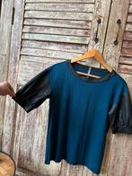 Cop Copine blauwe top met leatherlook pofmouwtjes mt M, Maat 38/40 (M), Blauw, Ophalen of Verzenden, Zo goed als nieuw
