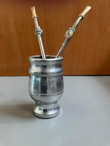 Mate drinkbeker met 2 metalen rietjes uit Argentinië beschikbaar voor biedingen
