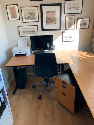 Hoek bureau met lade lok beschikbaar voor biedingen