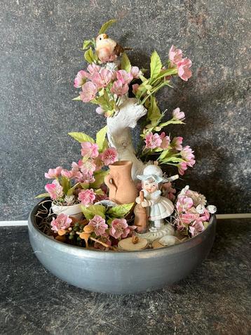 Decoratief bloemstuk in grijze schaal beschikbaar voor biedingen