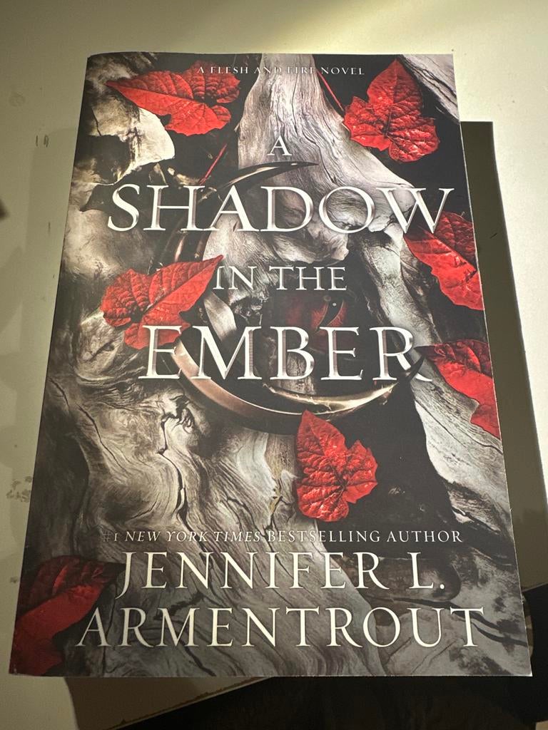 A Shadow in the Ember - Jennifer L. Armentrout, Ophalen of Verzenden, Zo goed als nieuw