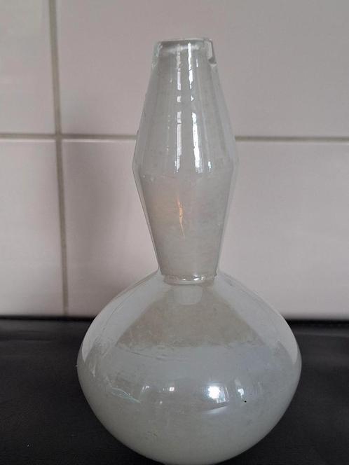 Vintage vaasje parelmoer wit, hysteria, Antiek en Kunst, Antiek | Vazen, Ophalen of Verzenden