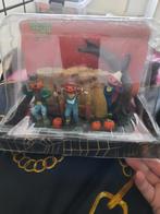 Lemax Spooky Town stooi met poppen, Diversen, Kerst, Ophalen, Zo goed als nieuw