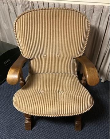 Vintage fauteuil met eikenhouten frame beschikbaar voor biedingen