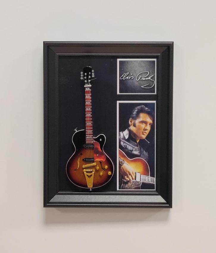 Elvis Presley bruine gitaar lijst met miniatuur gitaar deco, Verzamelen, Muziek, Artiesten en Beroemdheden, Nieuw, Foto of Kaart