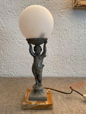 Antieke Engel Lamp beschikbaar voor biedingen