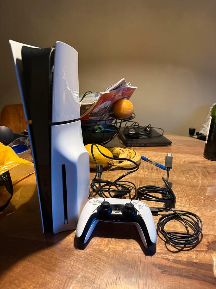 Playstation 5 disc slim + controller + kabels + oplaadsnoer, Spelcomputers en Games, Spelcomputers | Sony PlayStation 5, Zo goed als nieuw