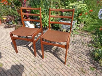 Twee retro Deense, of Deense stijl eetkamerstoelen  beschikbaar voor biedingen