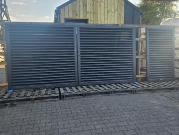 Dichte moderne inrijpoort + inlooppoort compleet met palen. beschikbaar voor biedingen