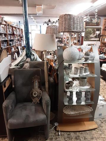 Grote partij decoratie, inboedel, lampen, klokken beschikbaar voor biedingen