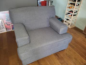2 grijze Fauteuil's. beschikbaar voor biedingen