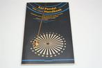 Het Pendel Handboek — Aura's, Chakra's & Reiki, Boeken, Ophalen of Verzenden, Gelezen, Overige onderwerpen, Achtergrond en Informatie