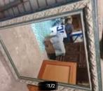 Grote spiegel met  houten uitgesneden lijst, Antiek en Kunst, Ophalen, Rechthoekig, 100 tot 150 cm, Minder dan 100 cm