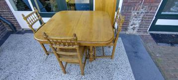 Antieke Henry Deux eettafel met 4 stoelen geloogd eiken beschikbaar voor biedingen