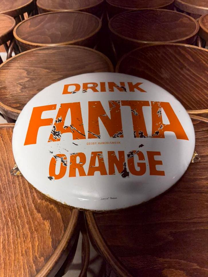 Emaille Fanta orange “Langcat Bussum”, Verzamelen, Speldjes, Pins en Buttons, Zo goed als nieuw, Overige onderwerpen, Ophalen of Verzenden